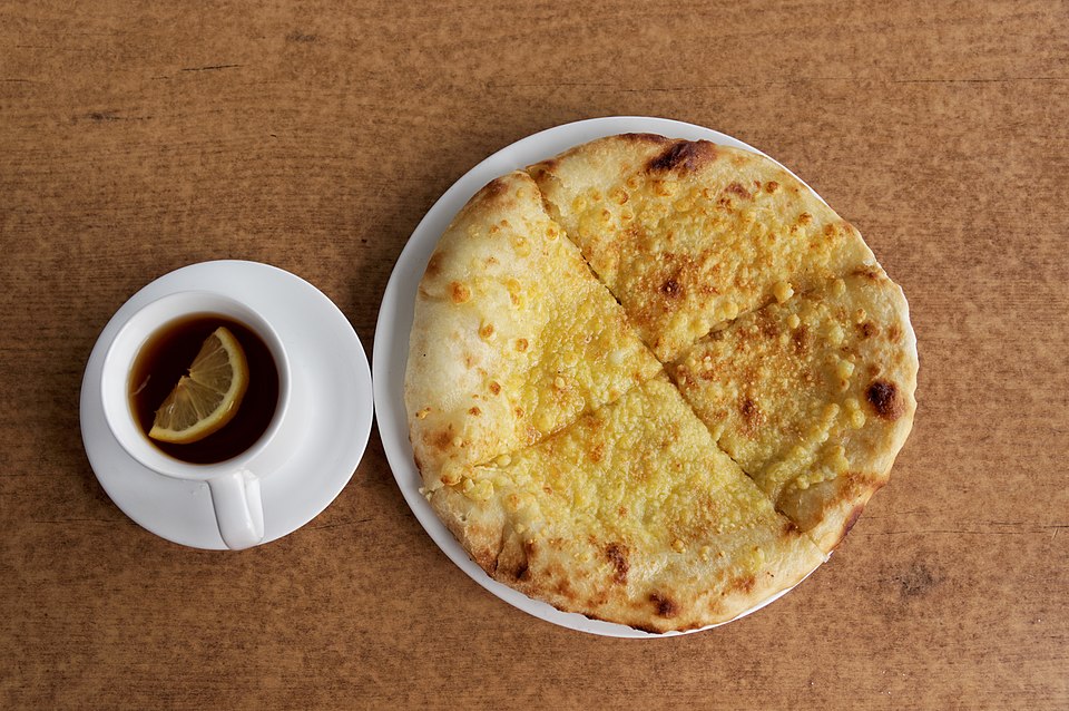 Plik:Old Tbilisi, Georgian khachapuri, Georgia.jpg