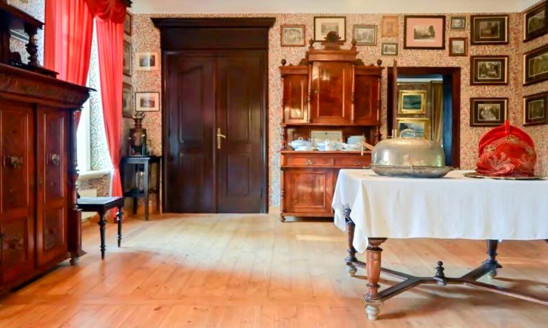 Plik:Kredens w Koszutach.jpg